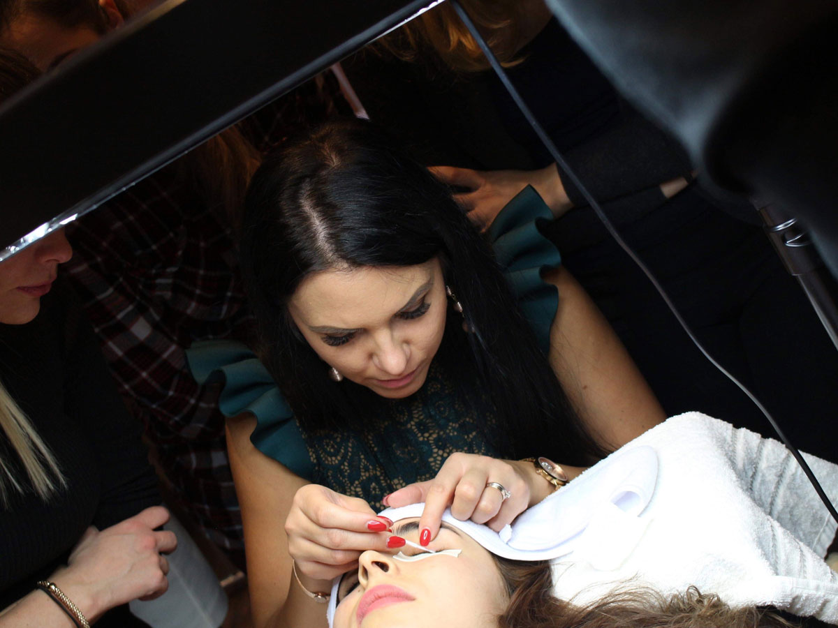 How to choose the best eyelash extension training courses